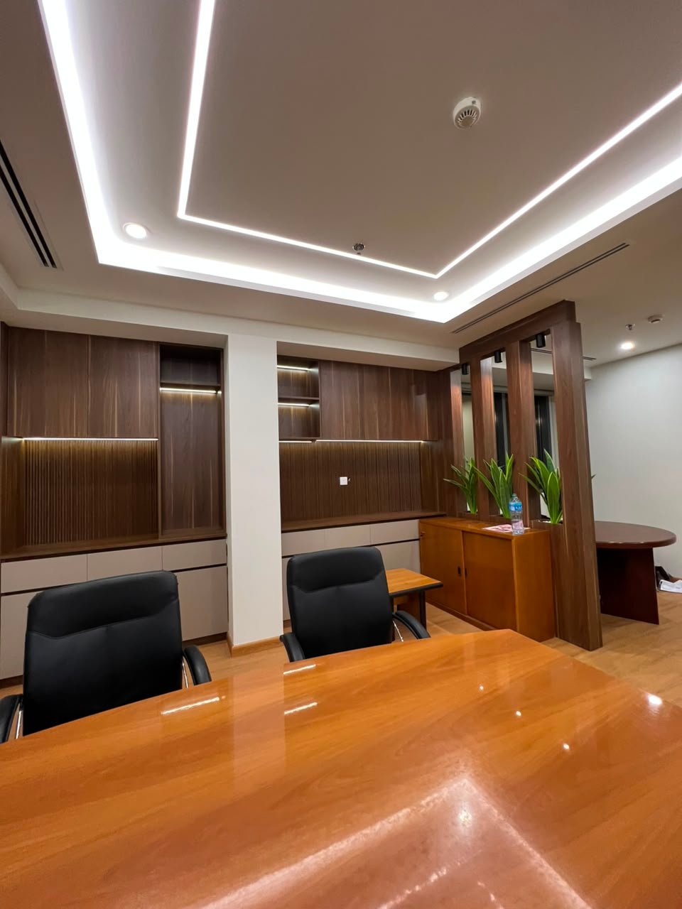 Sleek executive office desk configuration